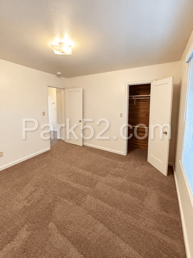 Tacoma House: 1002 S Oakes