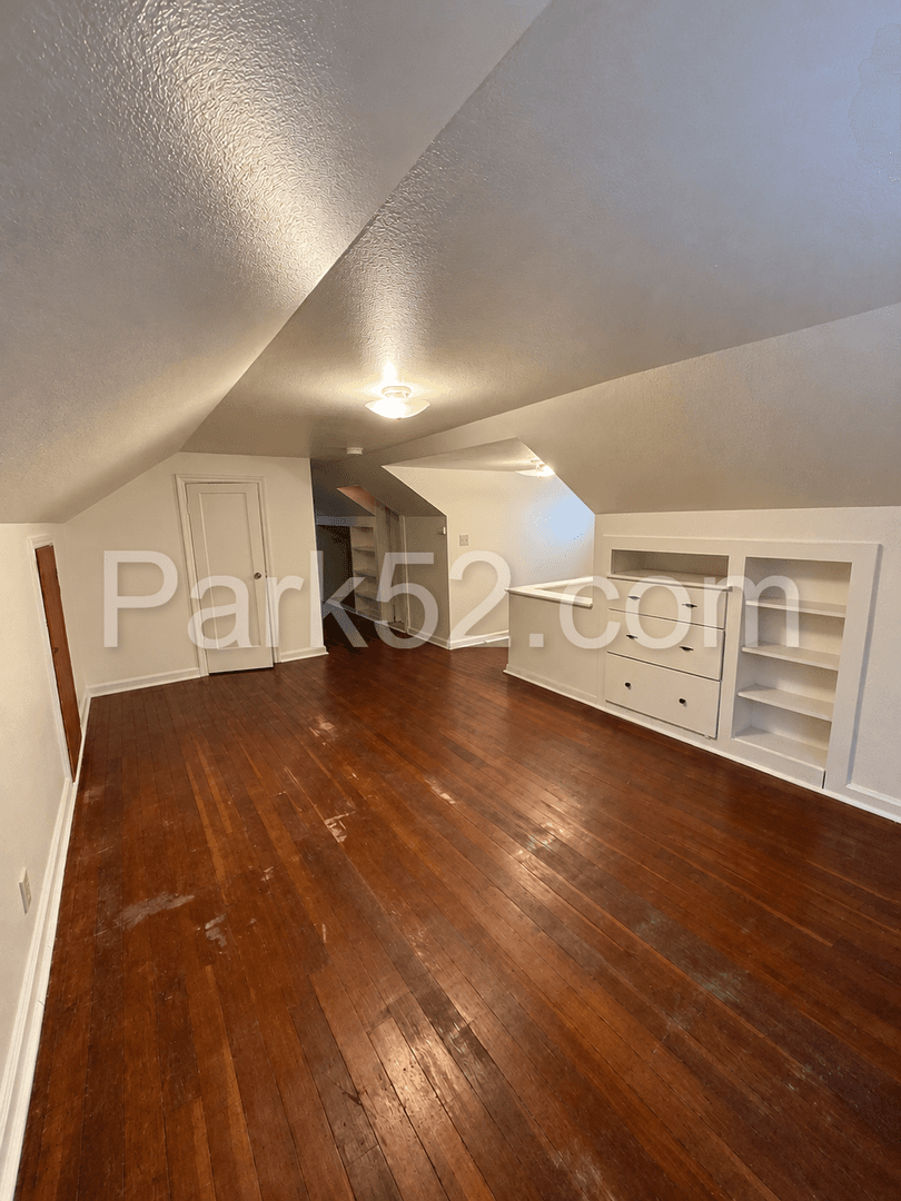 Tacoma House: 1002 S Oakes