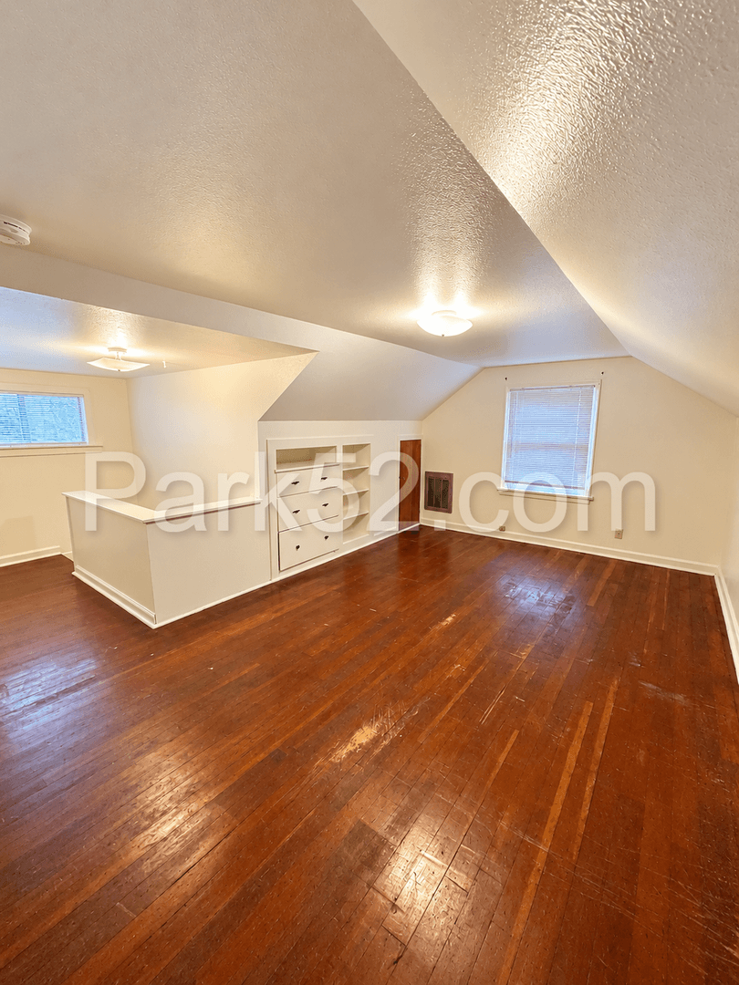 Tacoma House: 1002 S Oakes