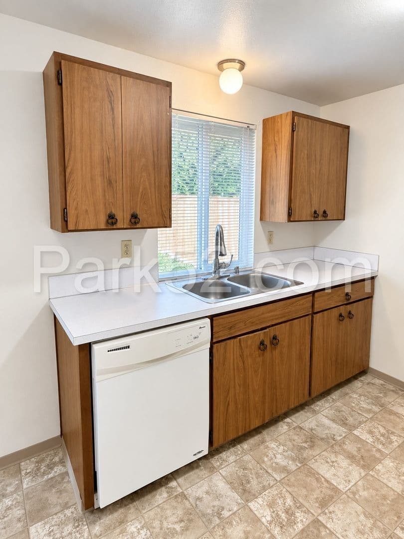 Puyallup Apartment: 11812 120th St E