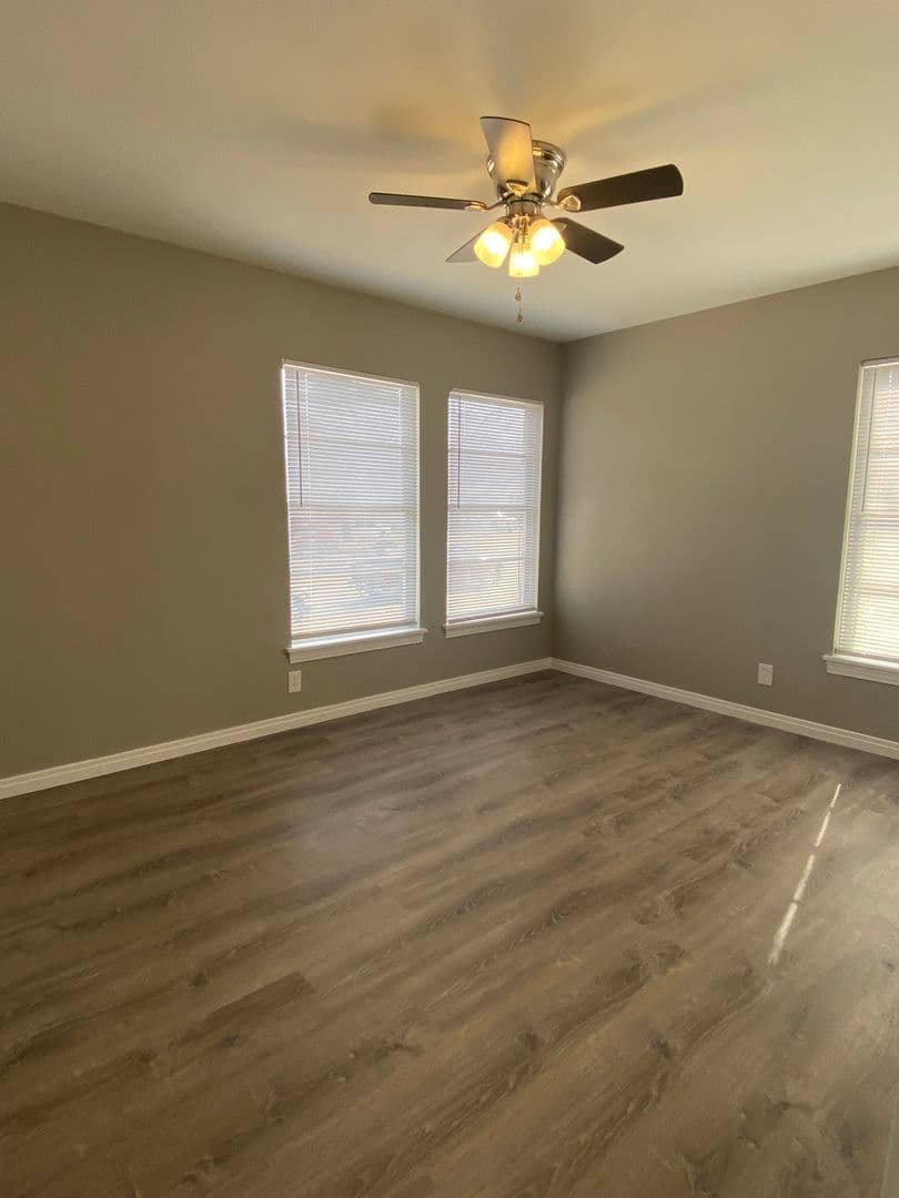 Weatherford House: 1222 S Lamar