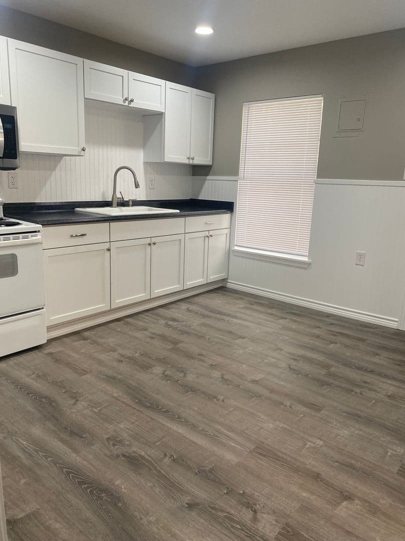 Weatherford House: 1222 S Lamar
