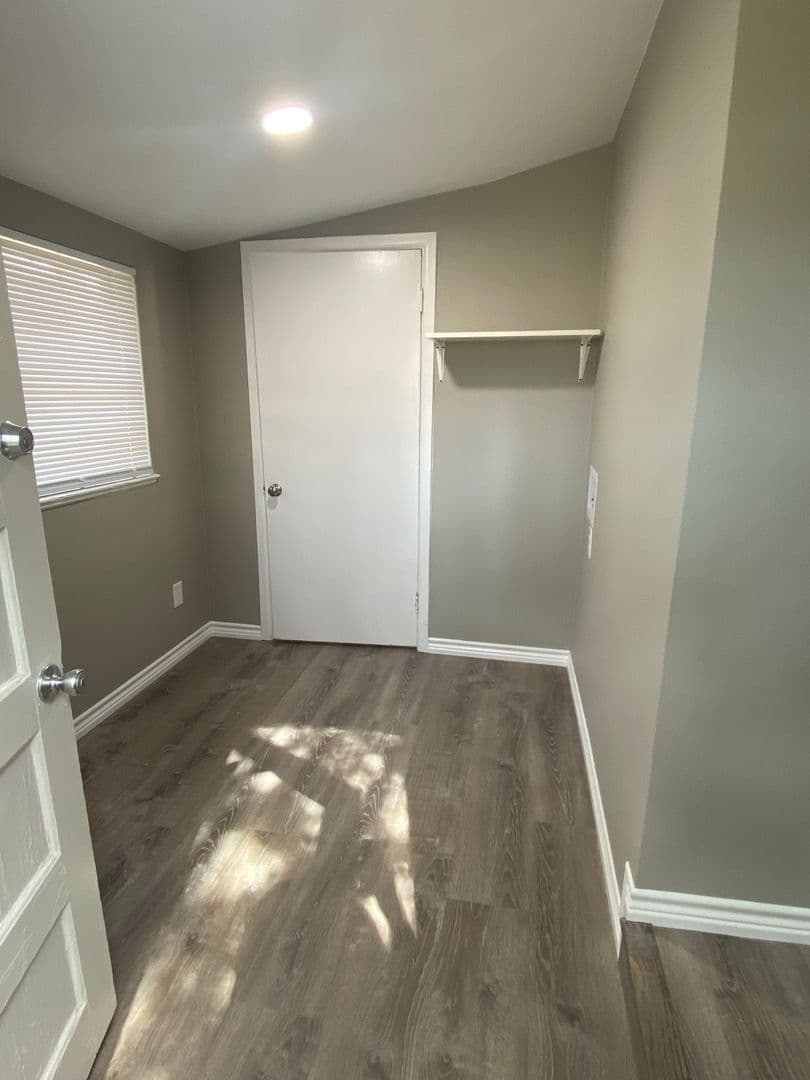 Weatherford House: 1222 S Lamar