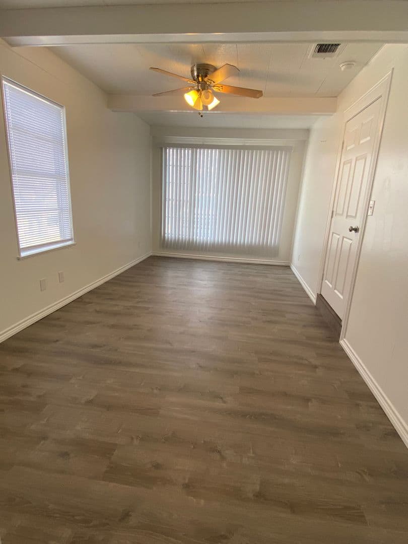 Weatherford House: 1222 S Lamar