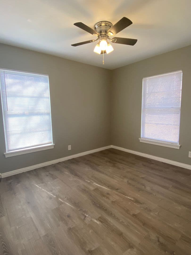 Weatherford House: 1222 S Lamar