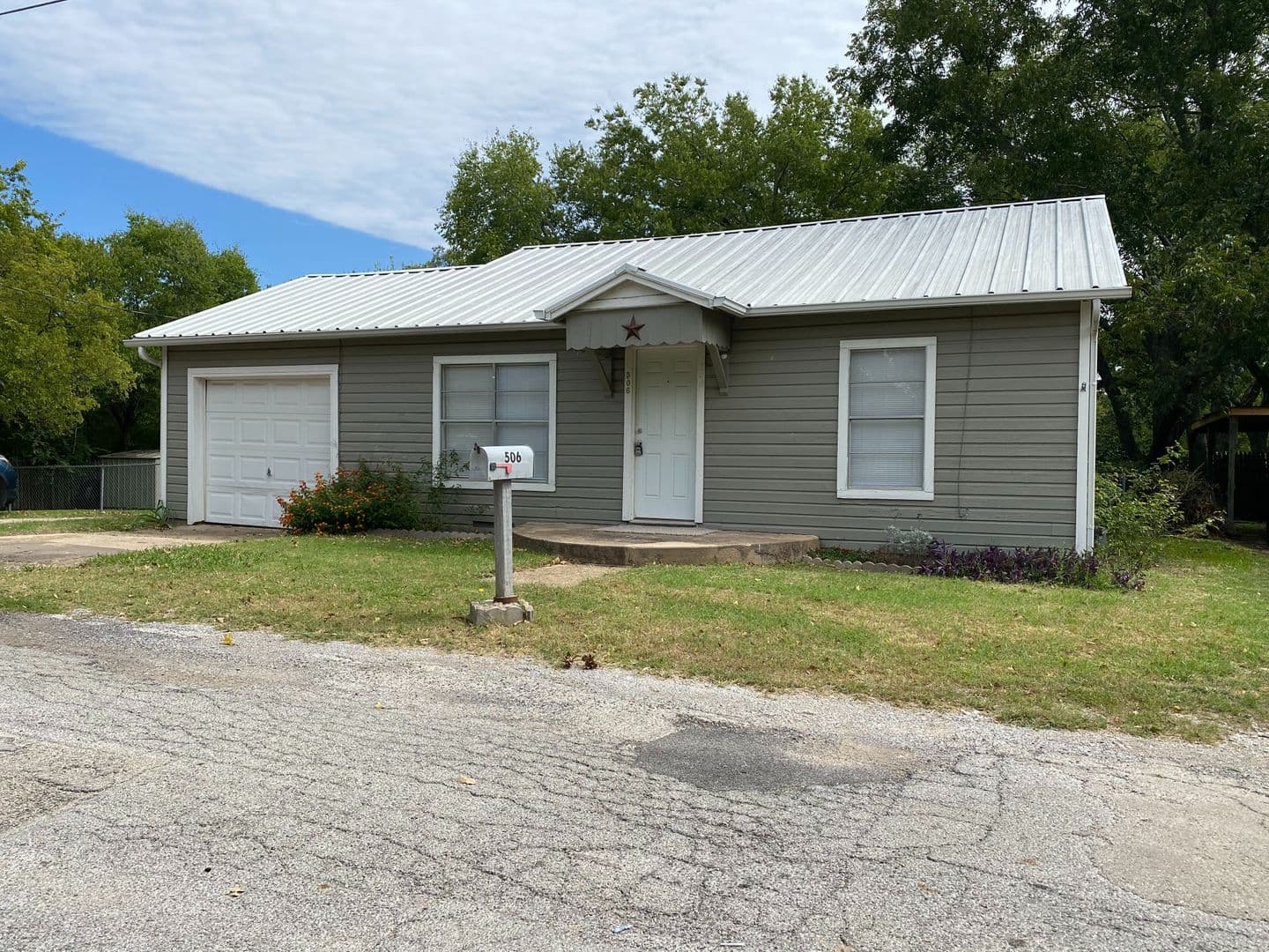 Weatherford House: 506 North Lamar