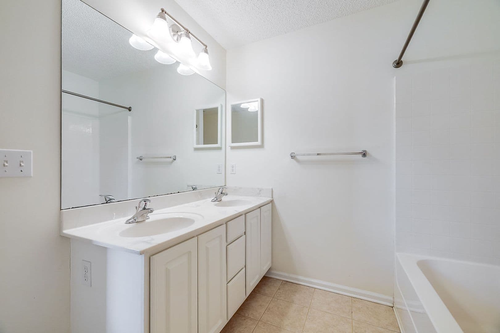 Savannah Townhome: 400 Tibet Avenue