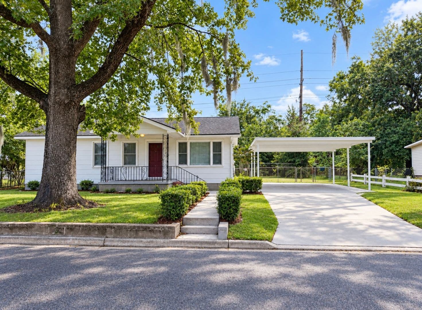 Savannah House: 2117 E 58th St