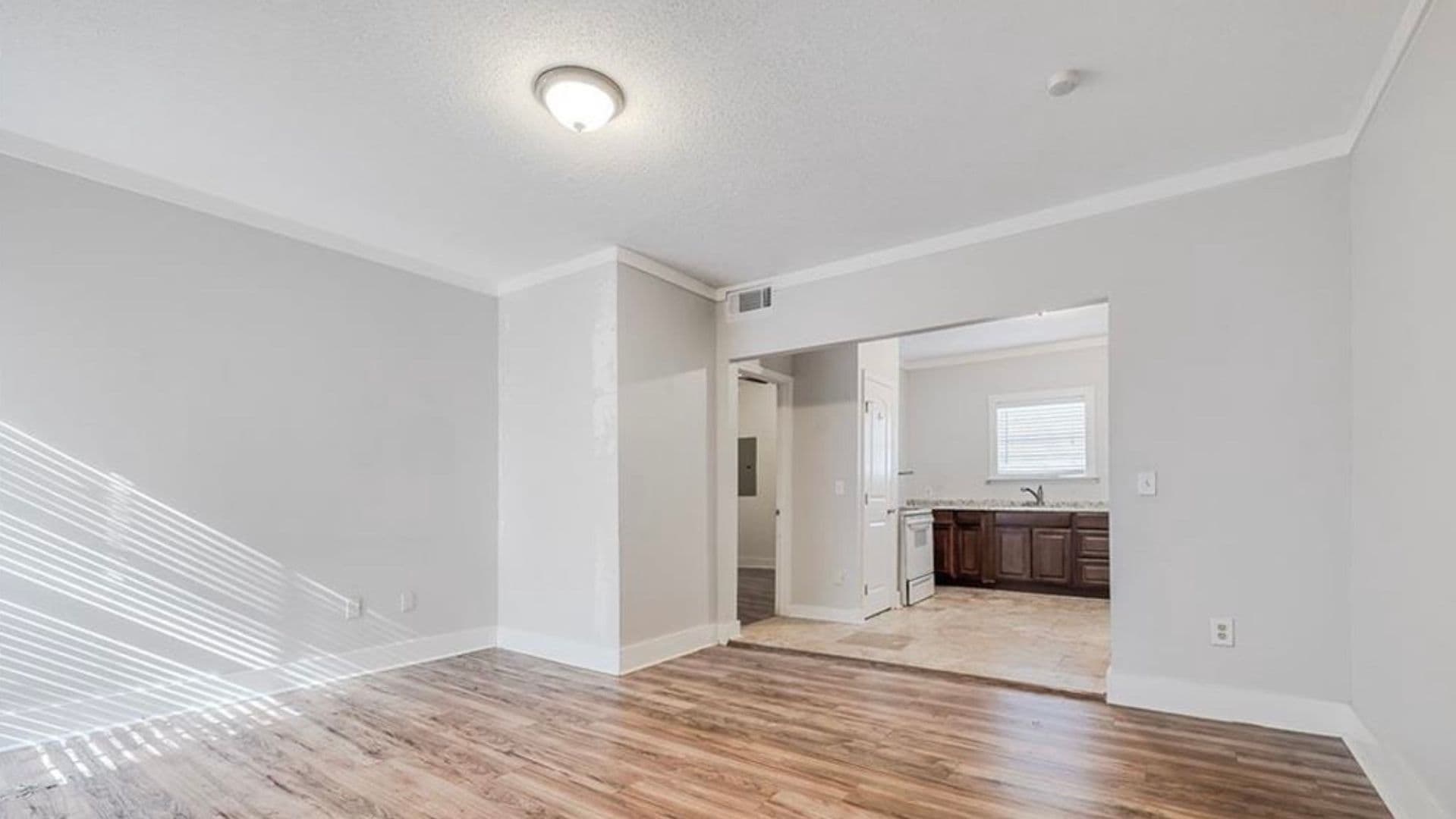 Savannah House: 508 E Liberty St