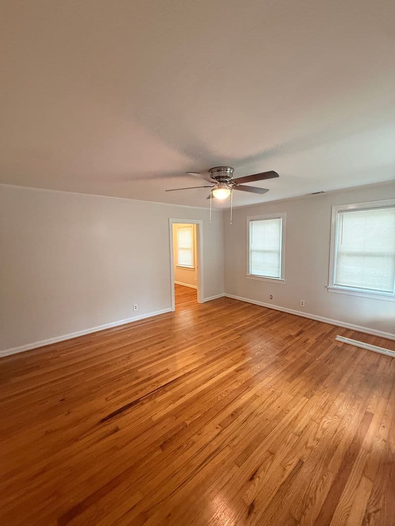 Savannah House: 2117 E 58th St