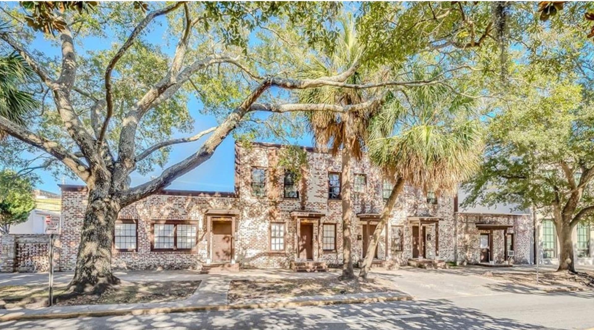 Savannah House: 508 E Liberty St