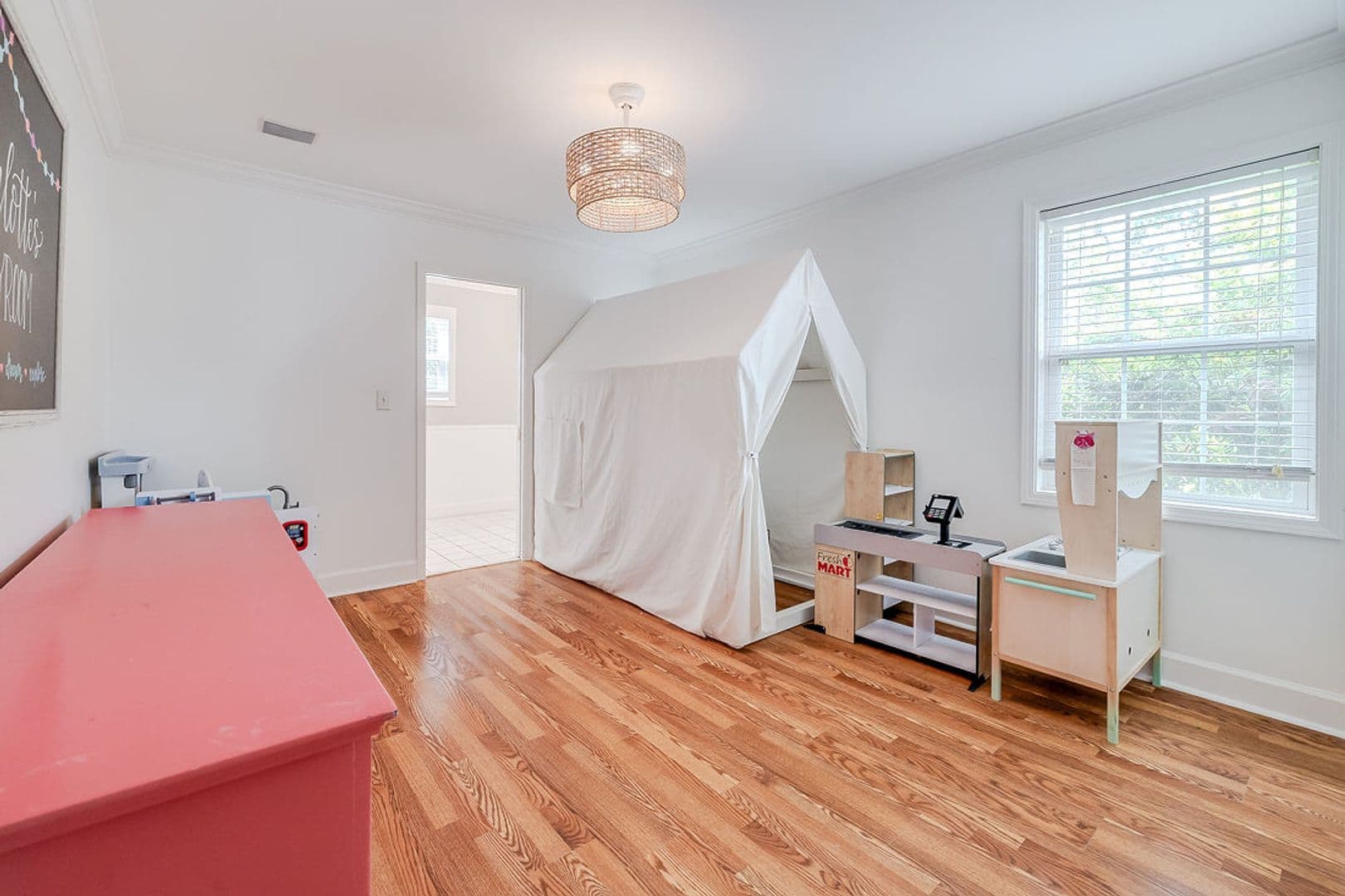 Savannah House: 38 Noble Glen Dr