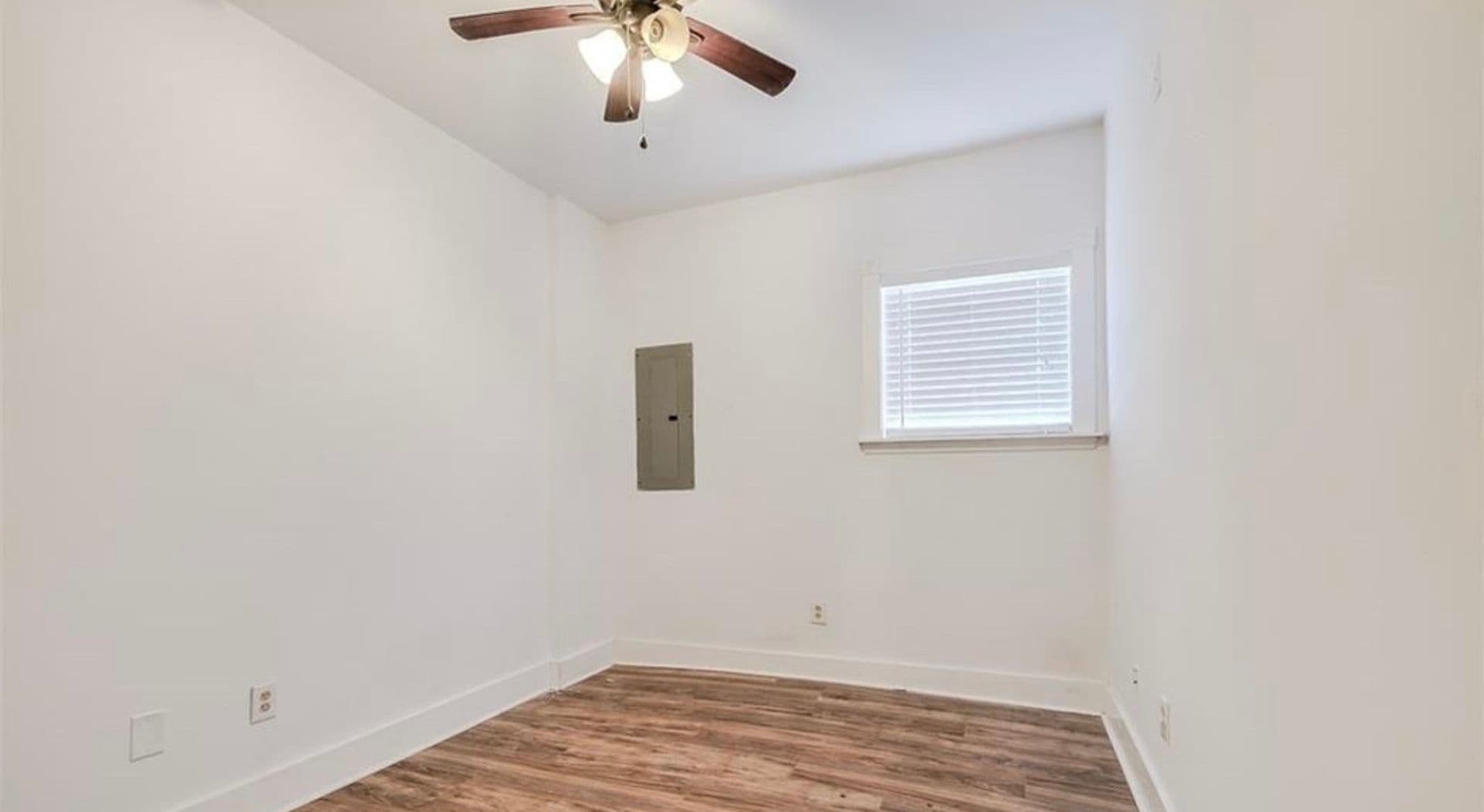 Savannah House: 508 E Liberty St