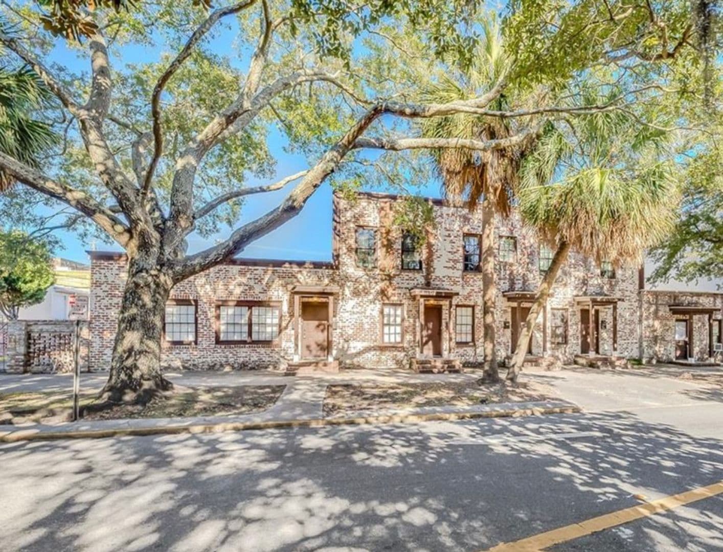 Savannah House: 510 E Liberty St
