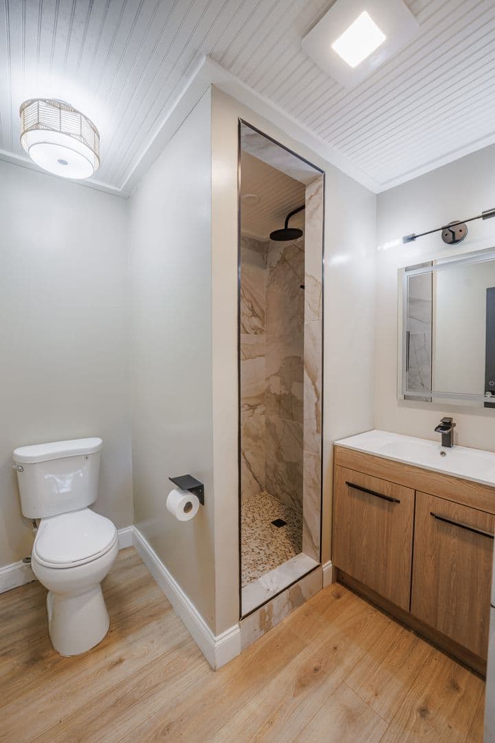 Savannah House: 2325 E 40th St