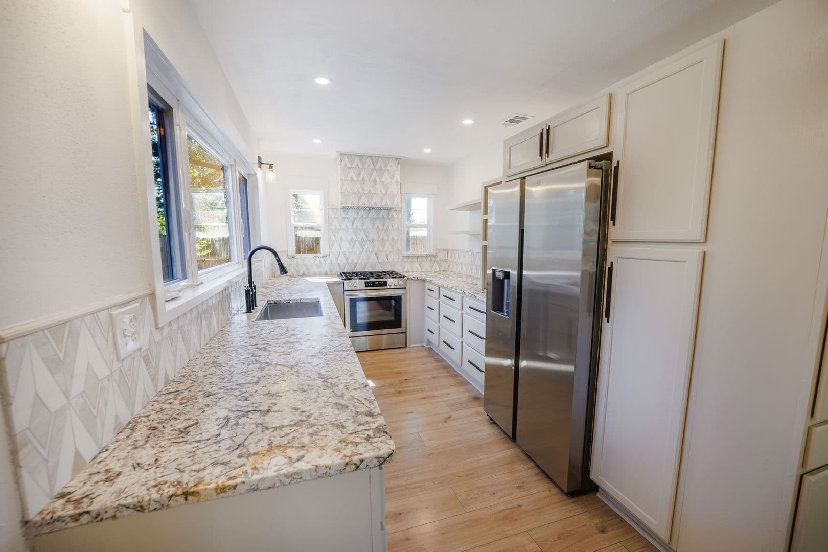 Savannah House: 2325 E 40th St