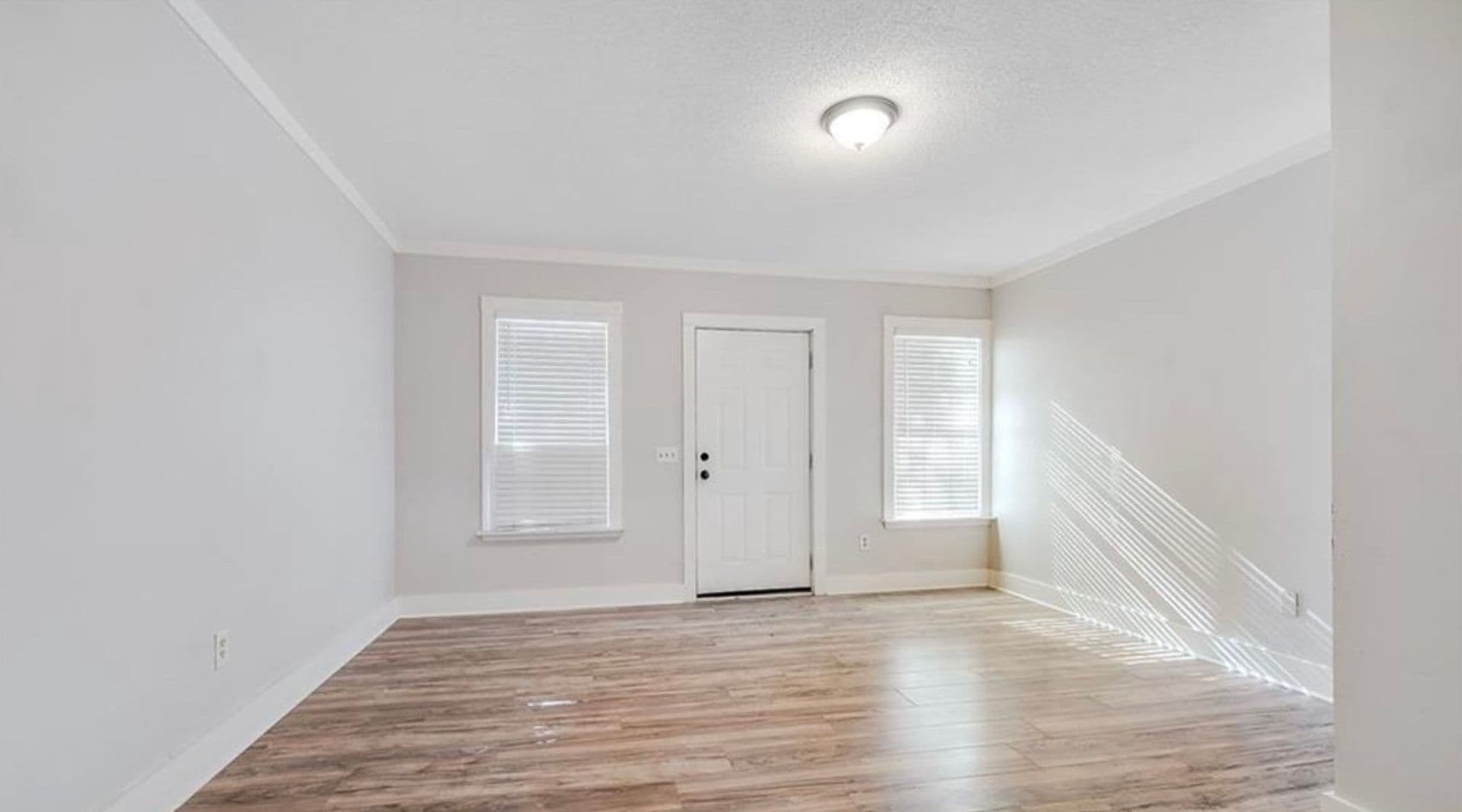Savannah House: 508 E Liberty St