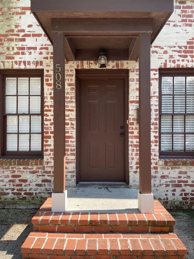 Savannah House: 510 E Liberty St