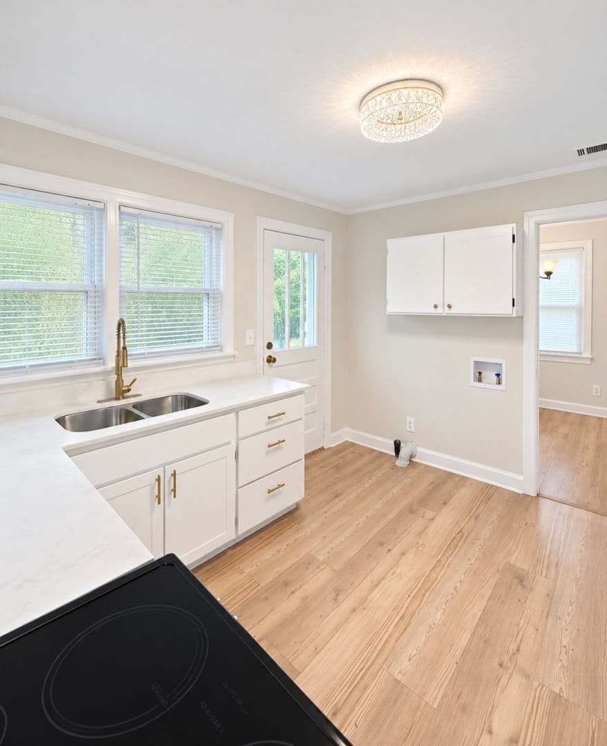 Savannah House: 2117 E 58th St