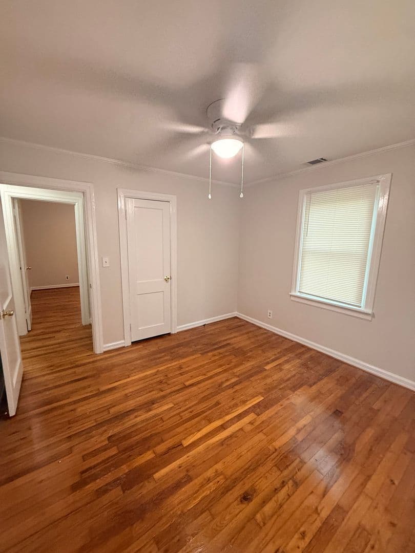 Savannah House: 2117 E 58th St