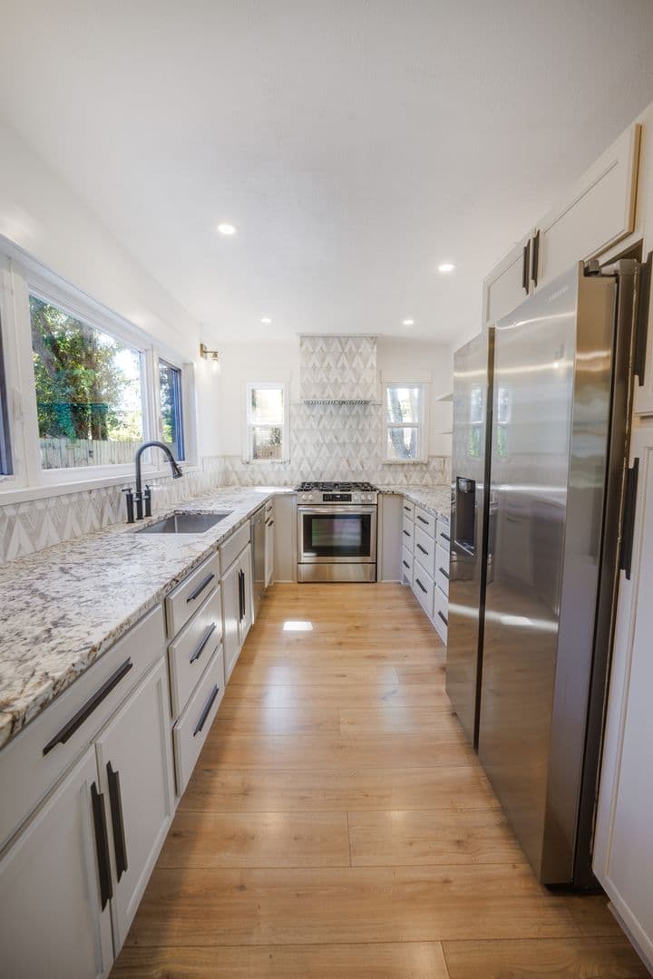 Savannah House: 2325 E 40th St