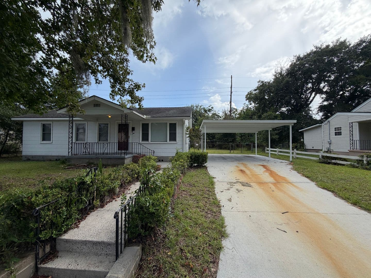 Savannah House: 2117 E 58th St