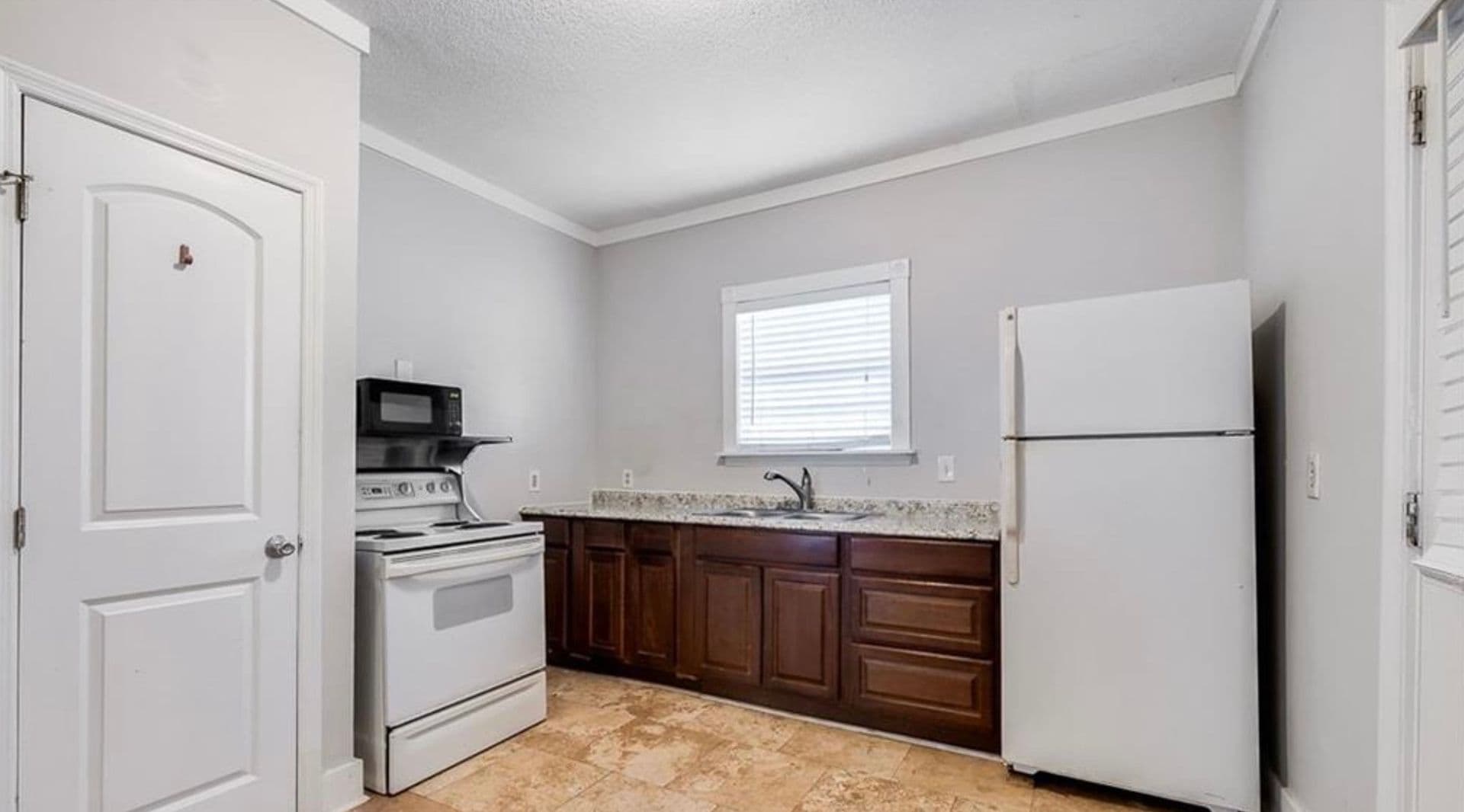 Savannah House: 508 E Liberty St