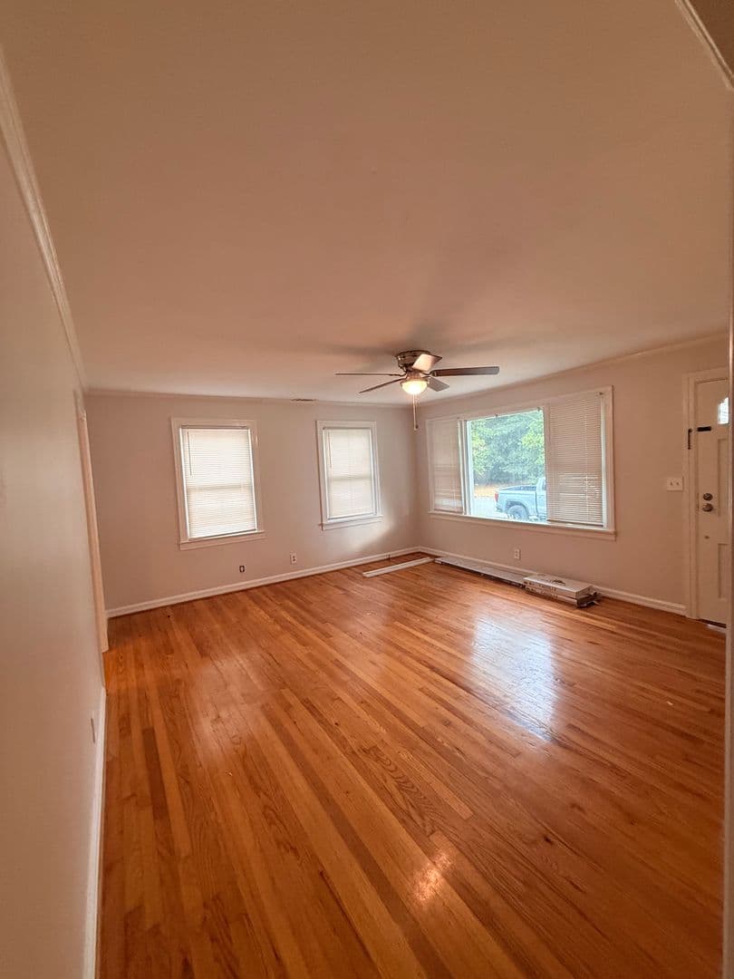 Savannah House: 2117 E 58th St