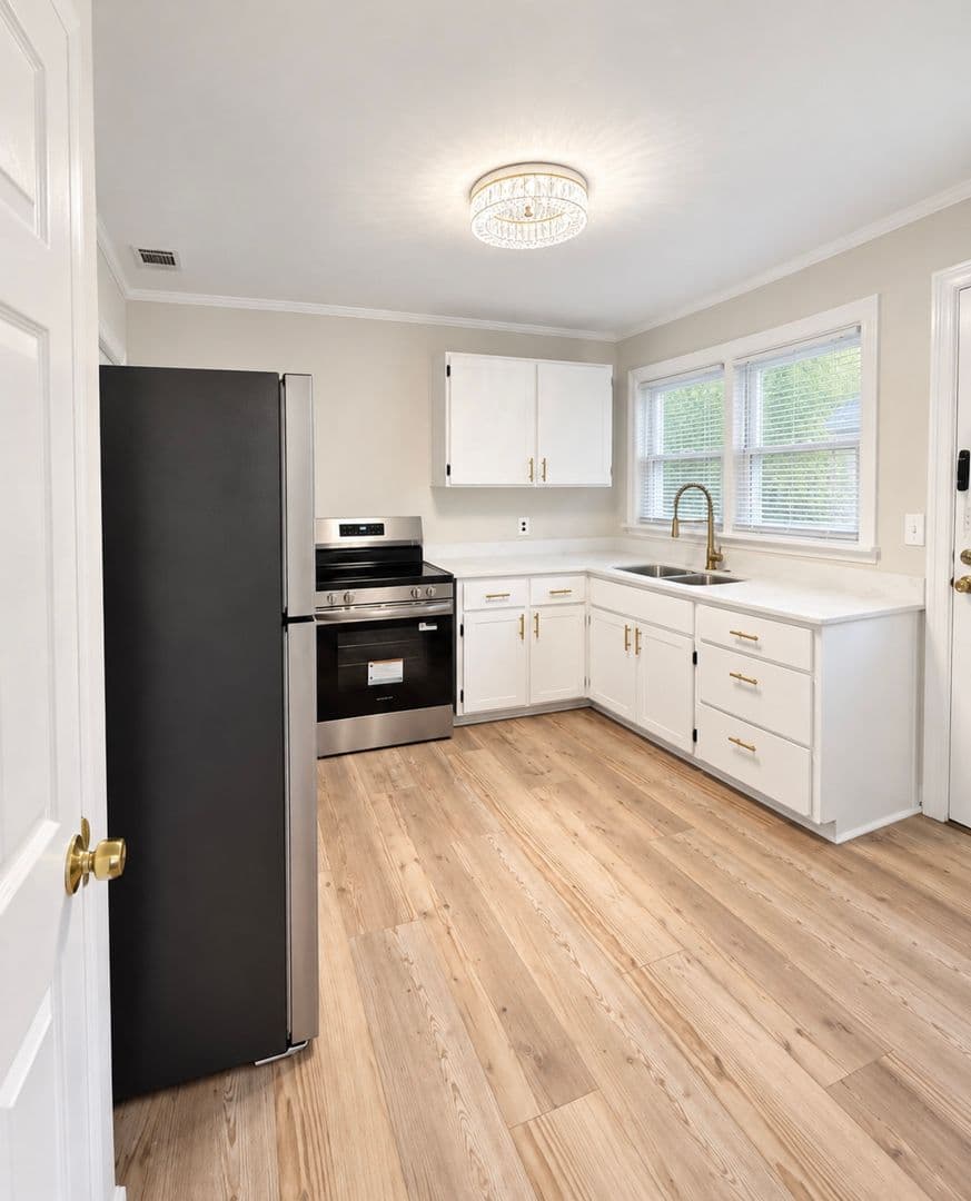 Savannah House: 2117 E 58th St