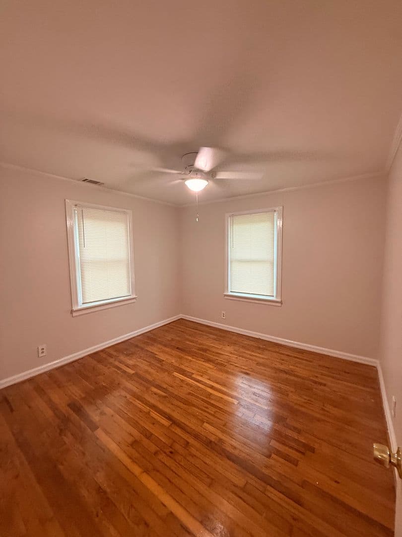 Savannah House: 2117 E 58th St