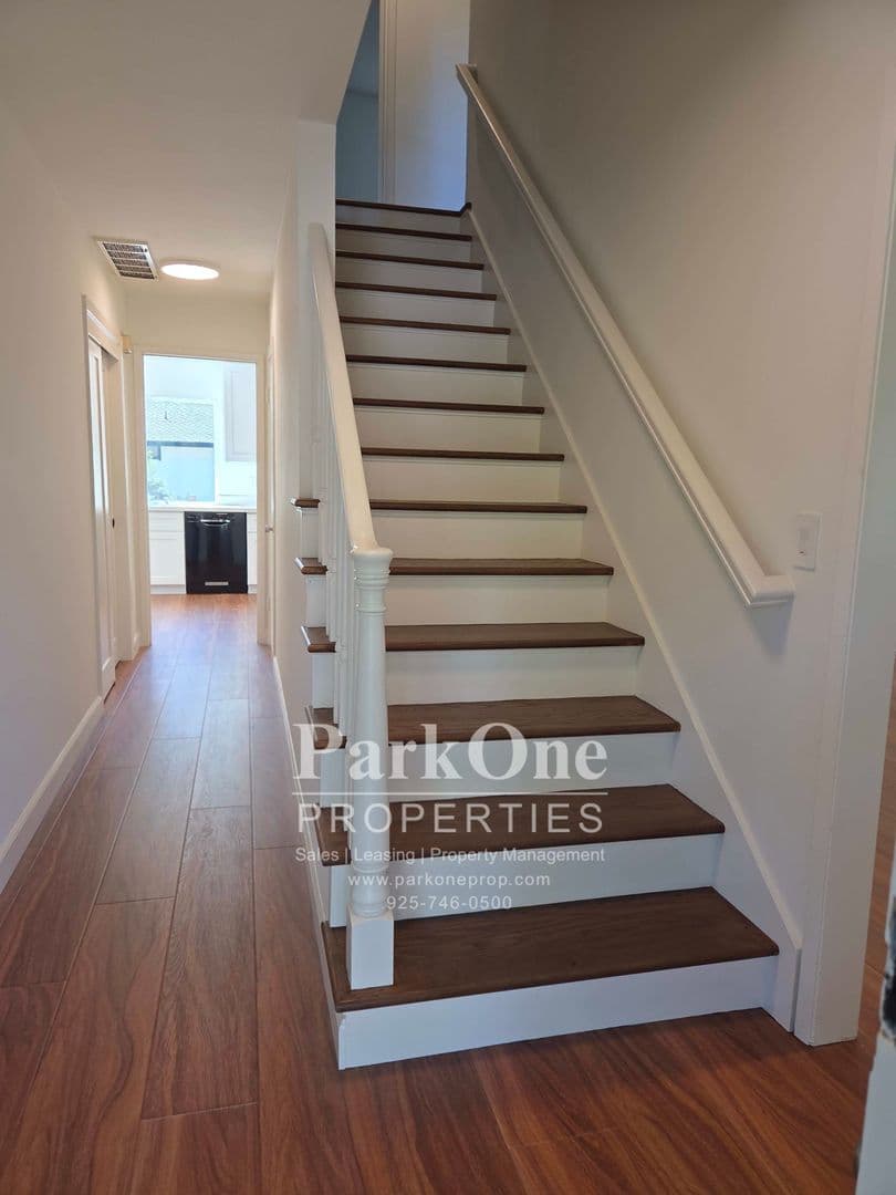 Pleasant Hill House: 1501 Fieldcrest Dr
