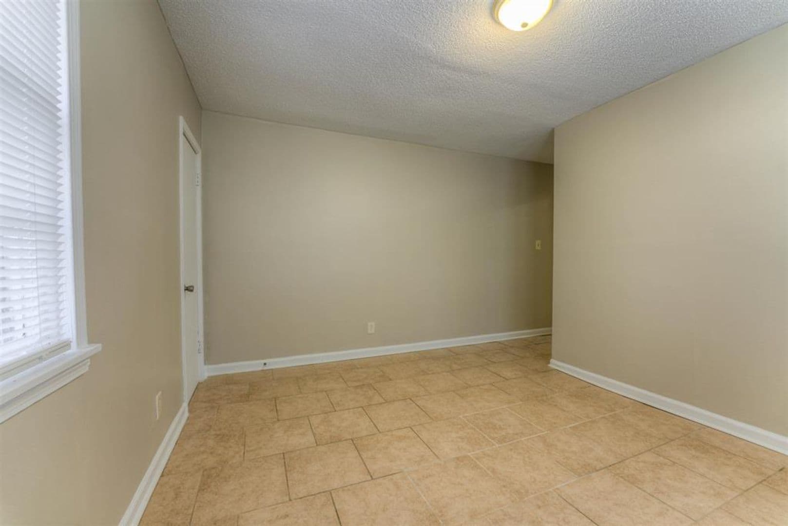 Memphis Apartment: 1736 Edward Ave