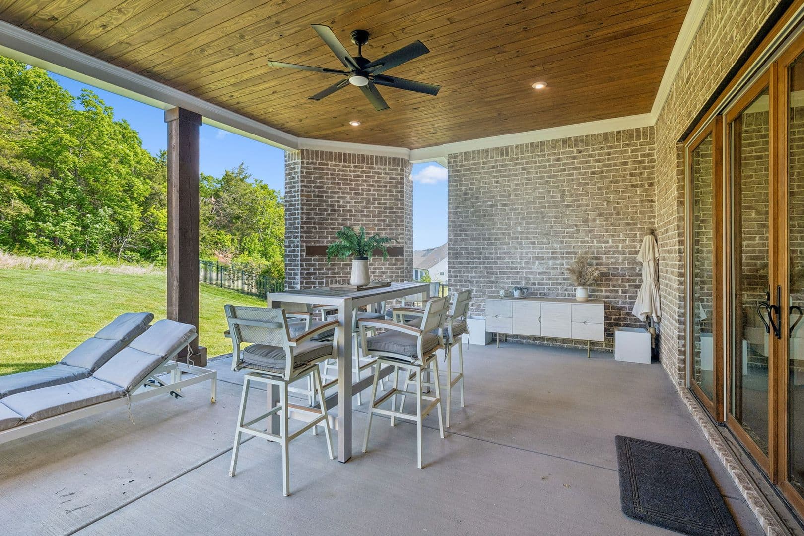 Brentwood House: 1925 Parade Dr