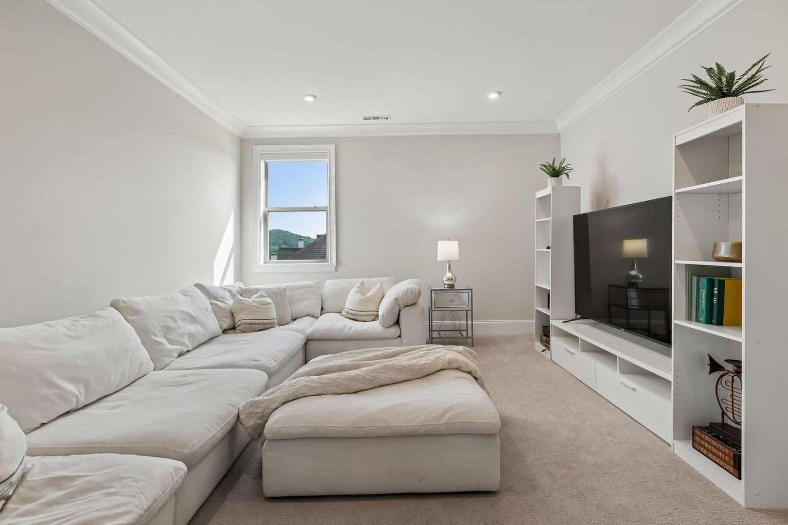 Brentwood House: 1925 Parade Dr