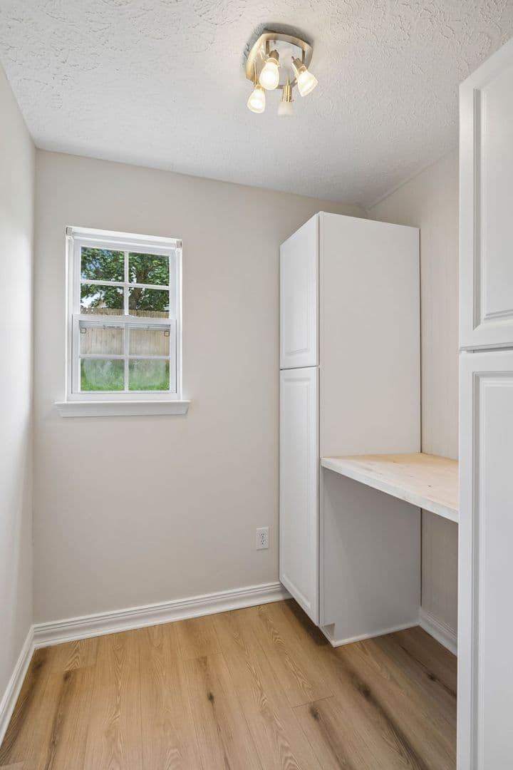 Spring Hill House: 1432 Bern Dr