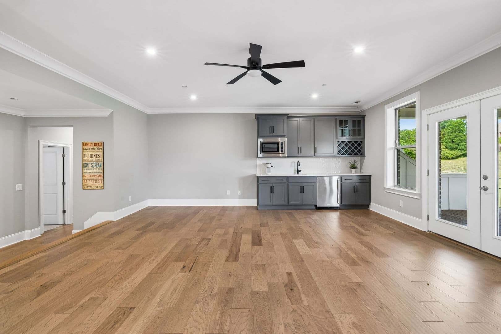 Brentwood House: 1925 Parade Dr