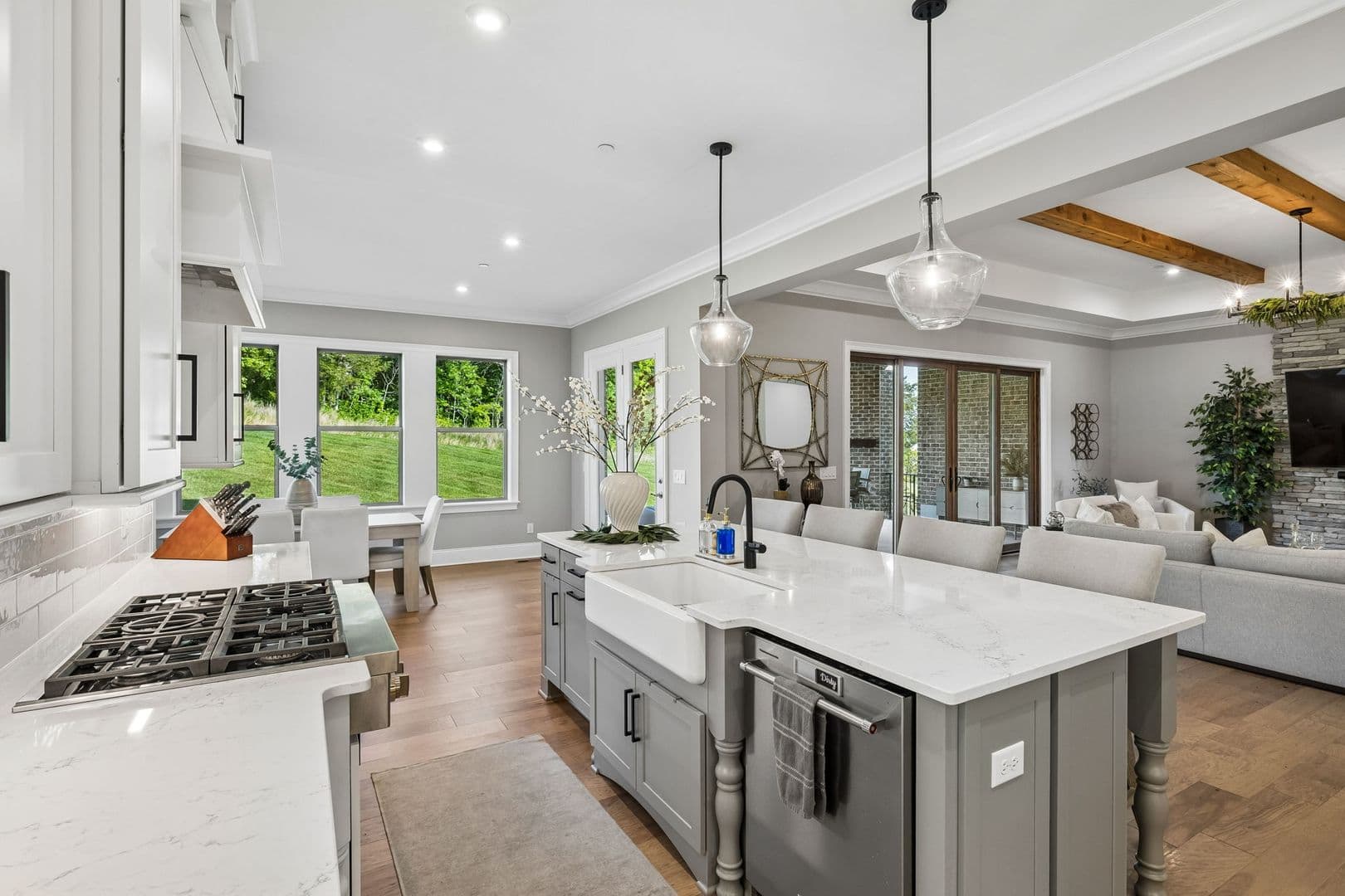 Brentwood House: 1925 Parade Dr