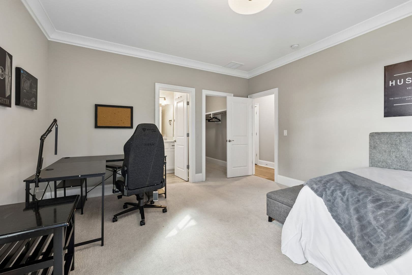 Brentwood House: 1925 Parade Dr