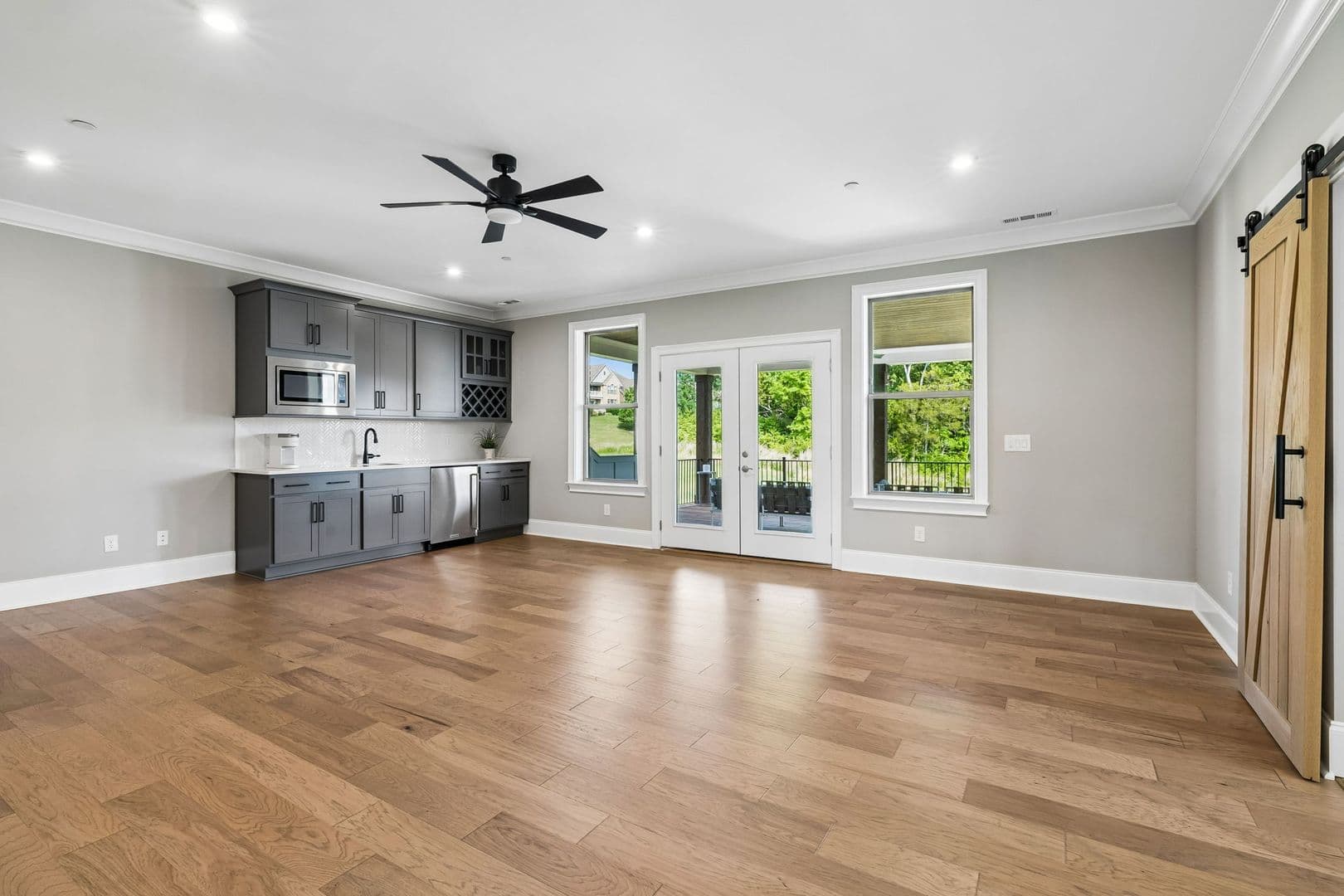 Brentwood House: 1925 Parade Dr