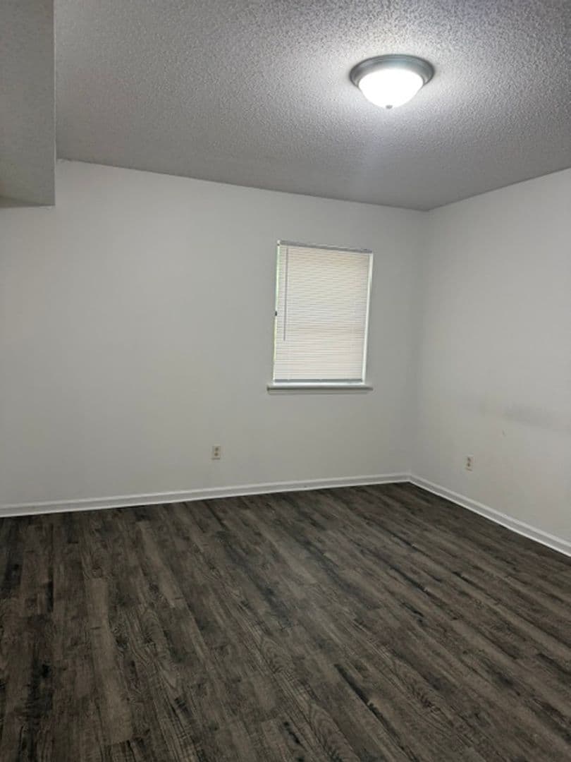Jacksonville Apartment: 203 Valencia Drive