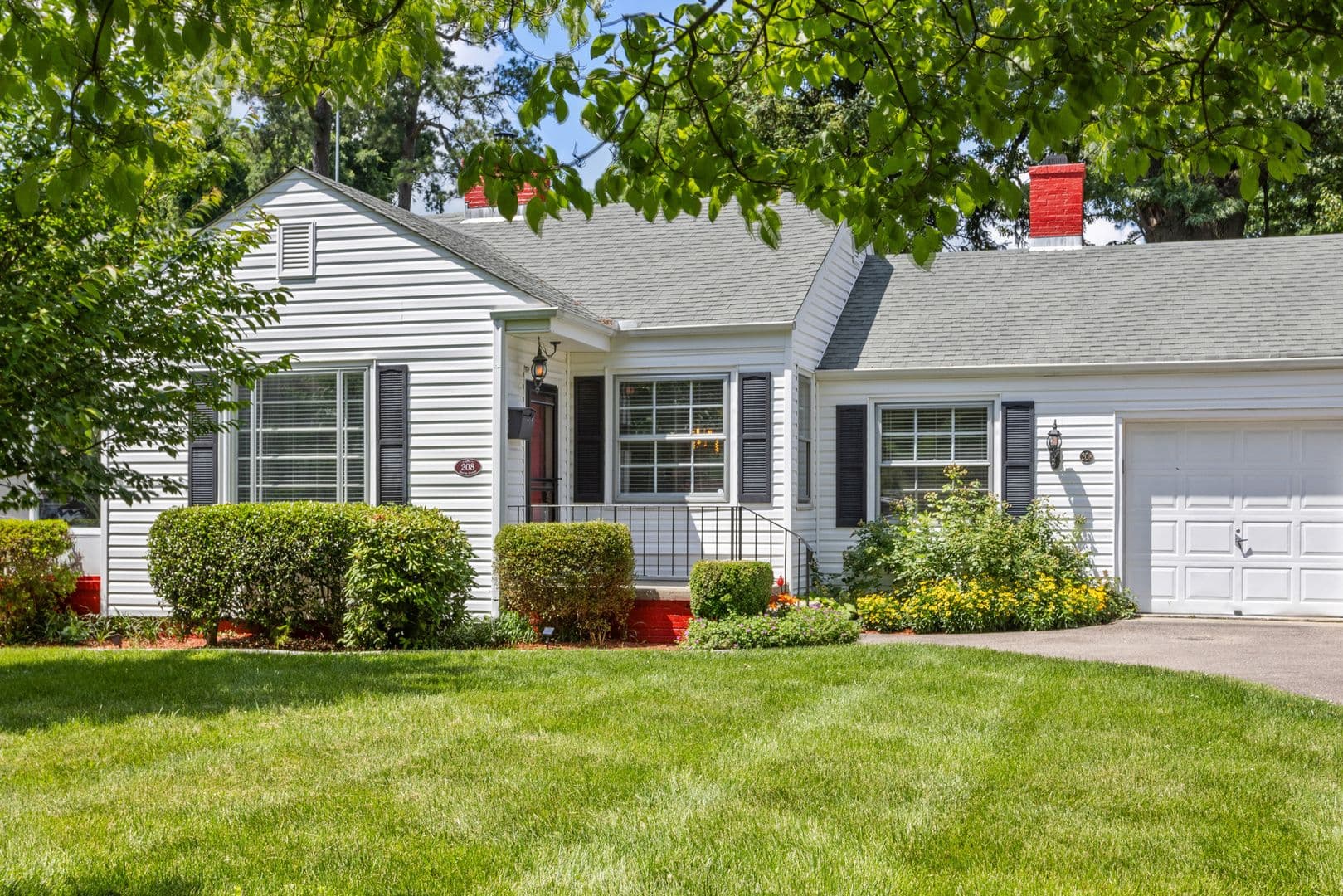 Colonial Heights House: 208 Marvin Ave