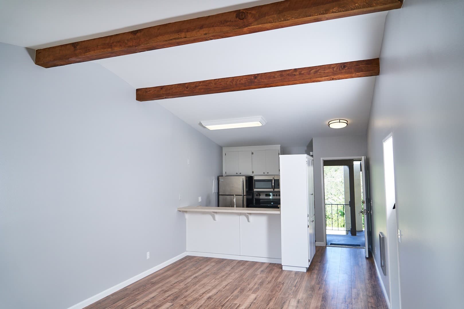 Santa Barbara Apartment: 220 Ladera St