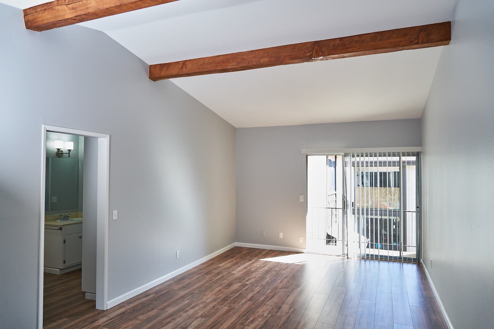 Santa Barbara Apartment: 220 Ladera St