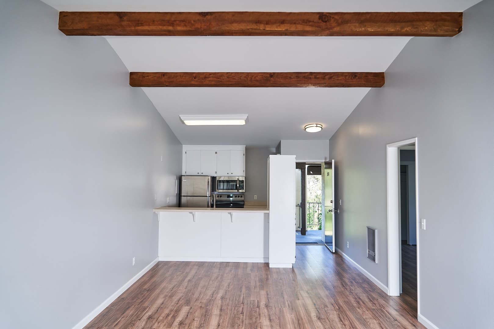 Santa Barbara Apartment: 220 Ladera St