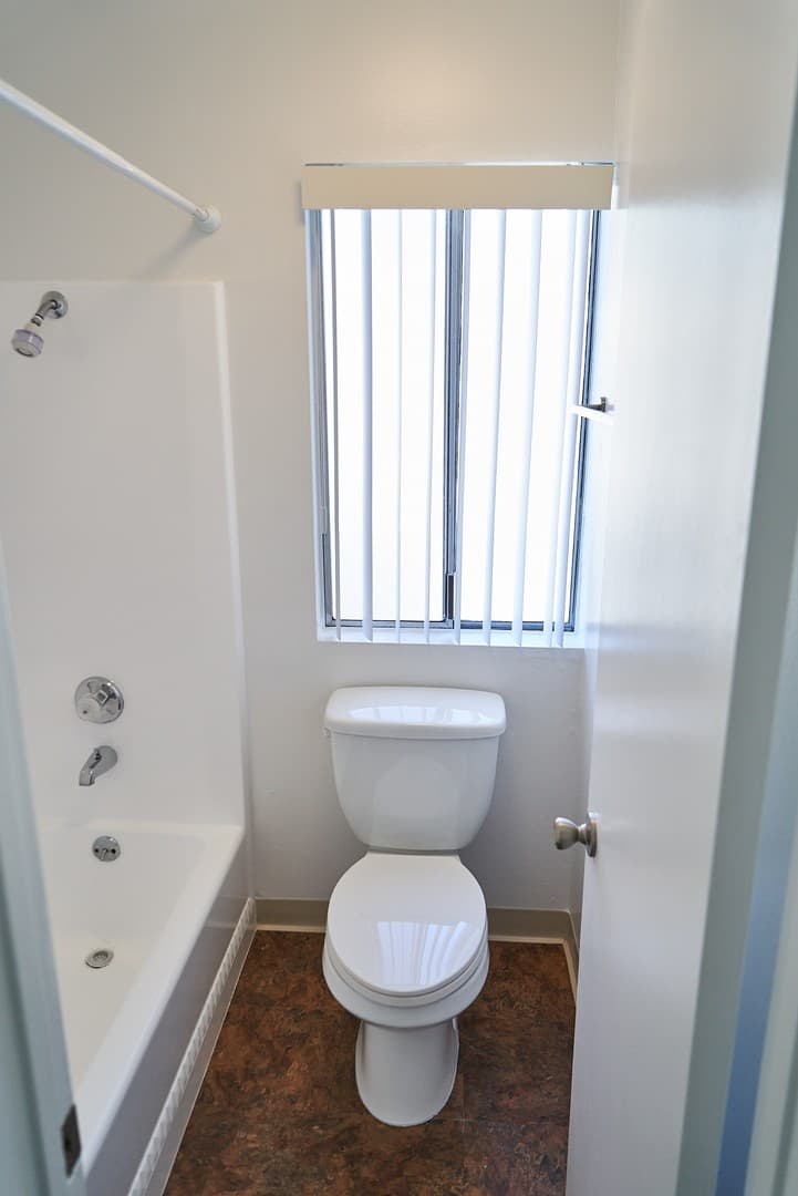 Santa Barbara Apartment: 220 Ladera St