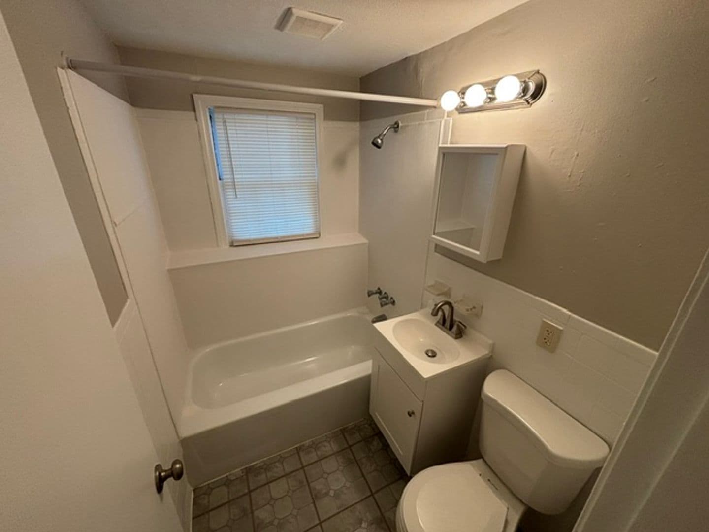 Springfield Apartment: 129-135 White St
