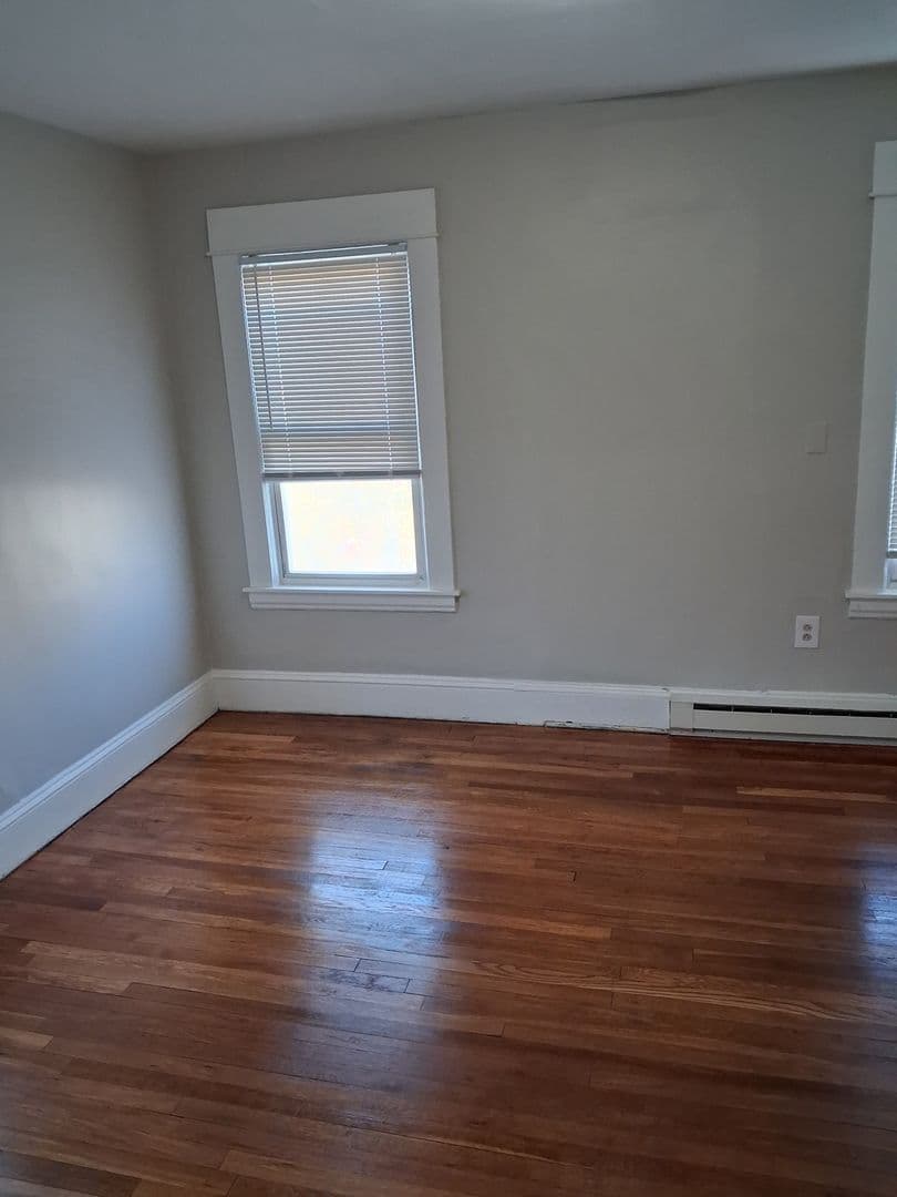 Chicopee Apartment: 268 Hampden Street