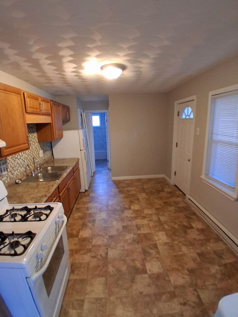 Chicopee Apartment: 268 Hampden Street