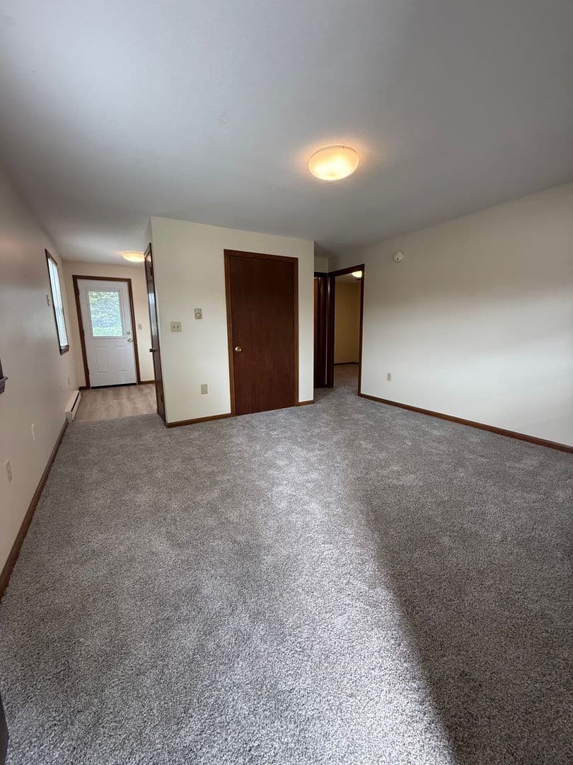 Agawam Apartment: 643 Suffield St