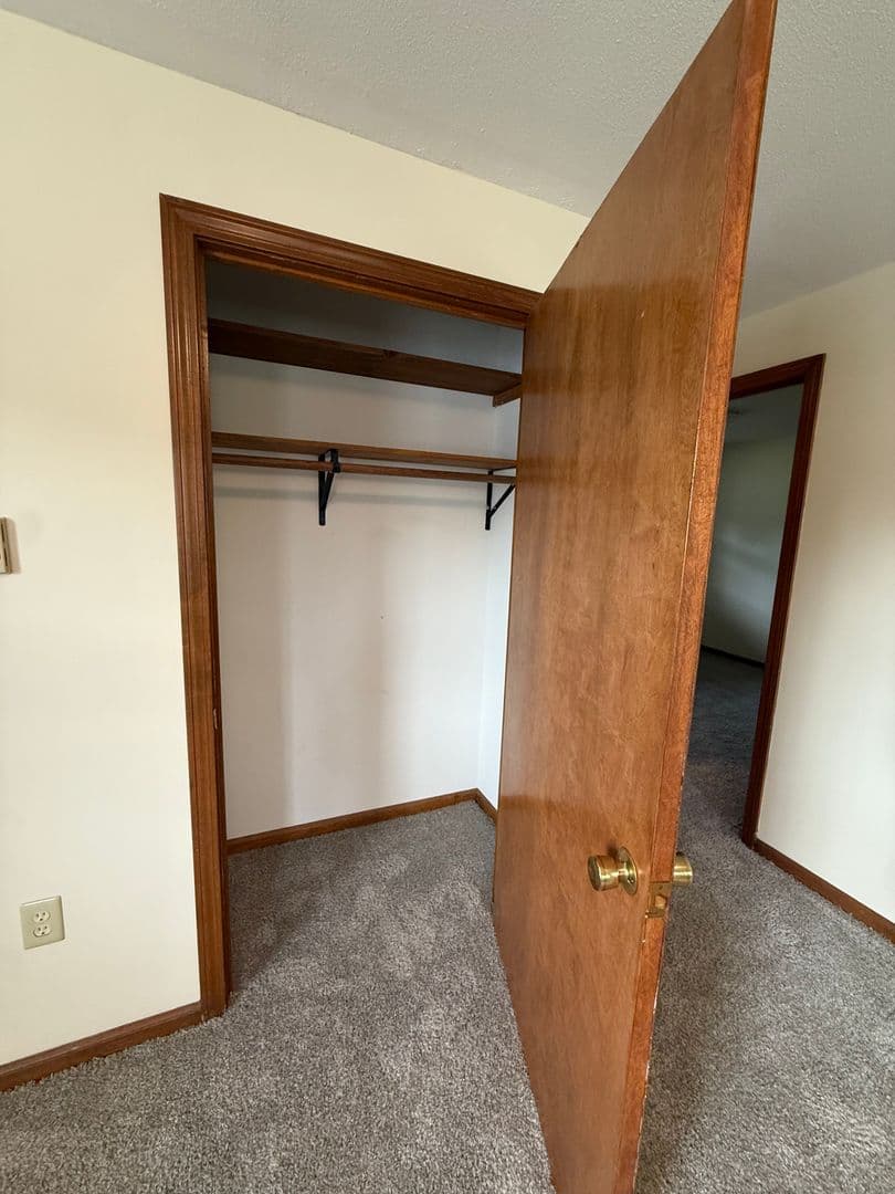 Agawam Apartment: 643 Suffield St